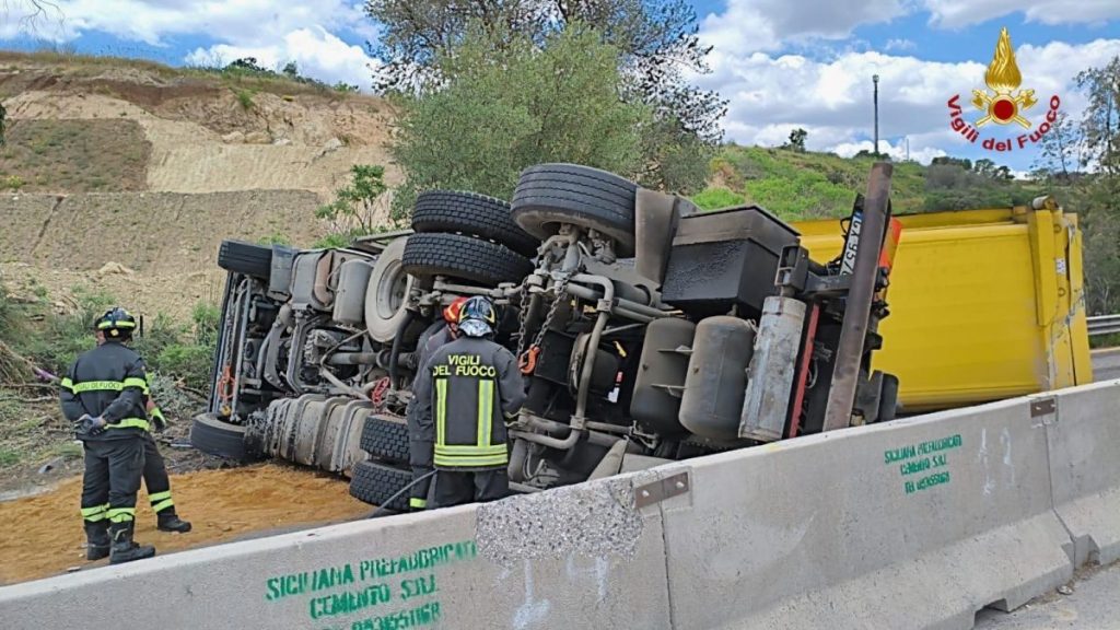 Incidente sulla SS 514: autocompattatore si ribalta, autista trasferito in ospedale.