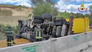 Incidente sulla SS 514: autocompattatore si ribalta, autista trasferito in ospedale.