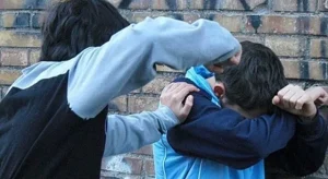 Servizi sociali: intervento necessario per genitori assenti e studenti violenti nelle scuole.
