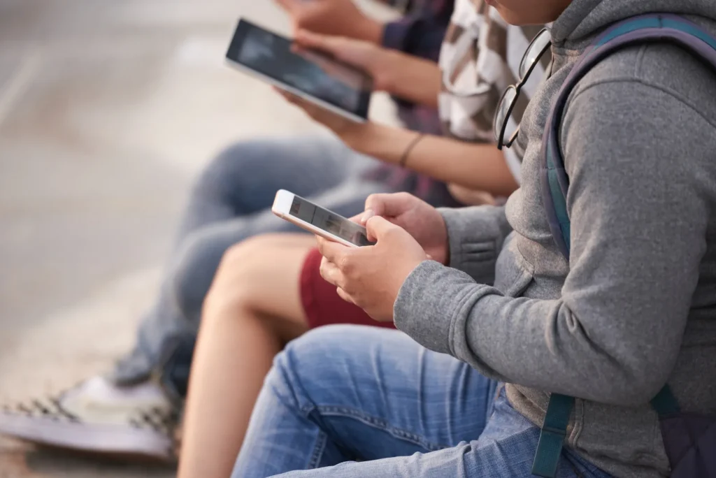 Ragazzo beccato a fotografare infiltrazioni: punito per uso cellulare in classe.