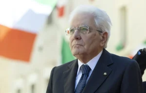 Mattarella premia tre sommozzatori finlandesi per il recupero dei sub italiani deceduti alle Maldive.