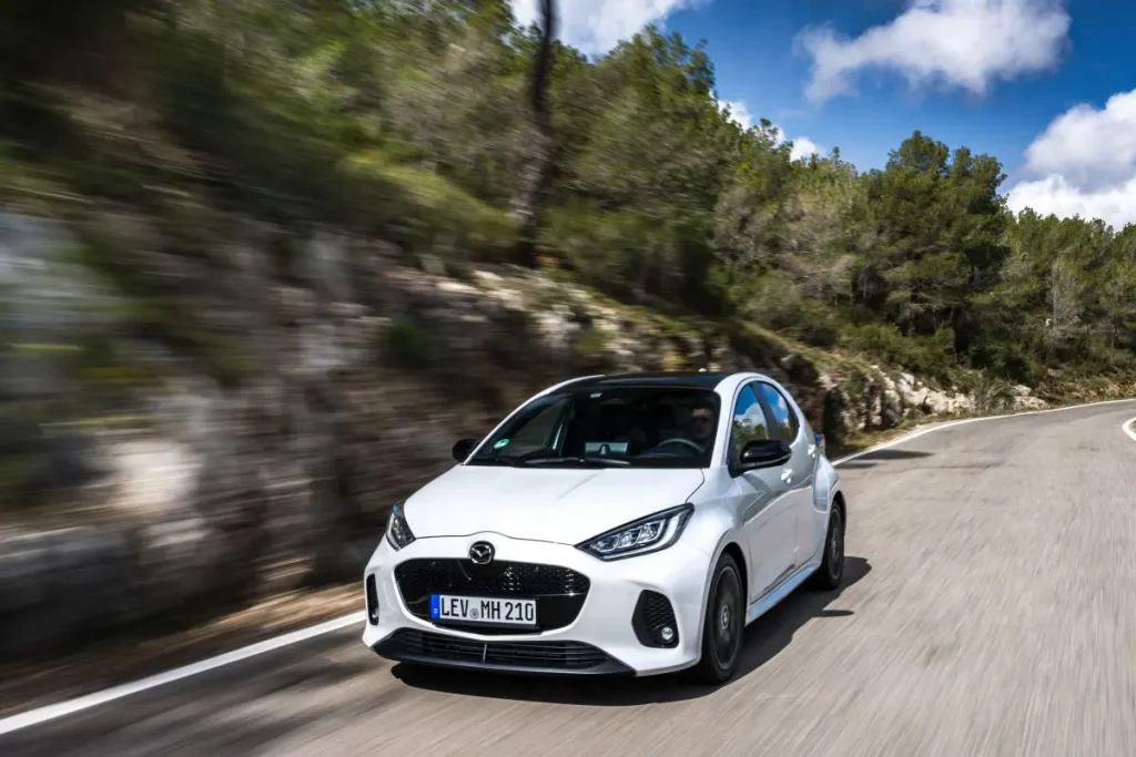 Scopri il nuovo Mazda2 Hybrid 2026: innovativo design, comfort superiore e avanzate caratteristiche di sicurezza.