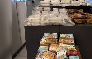 Maxi sequestro di 30 kg di droga: due arresti in scontro tra tir e SUV.