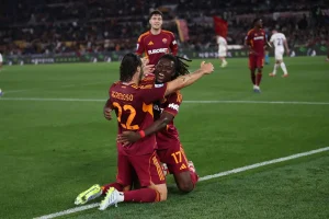 La Roma domina la Fiorentina 4-0 e riaccende le speranze per la Champions.