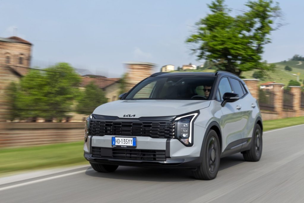 Kia Sportage: la nuova motorizzazione Trifuel rivoluziona il crossover e la guida sostenibile.