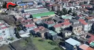 Operazione antinarcotici a Napoli: 26 arresti legati alla Camorra nel traffico di droga