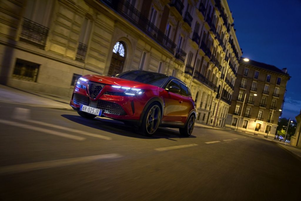 Alfa Romeo Junior si rinnova: Pedro Alonso protagonista del nuovo spot televisivo.