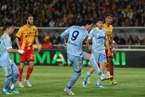 Vlahovic trascina la Juve alla vittoria a Lecce con una prestazione decisiva.