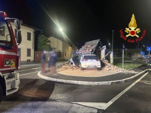Incidente a Cuggiono: auto contro cappella, salvo il conducente e prezioso quadro del 1872.