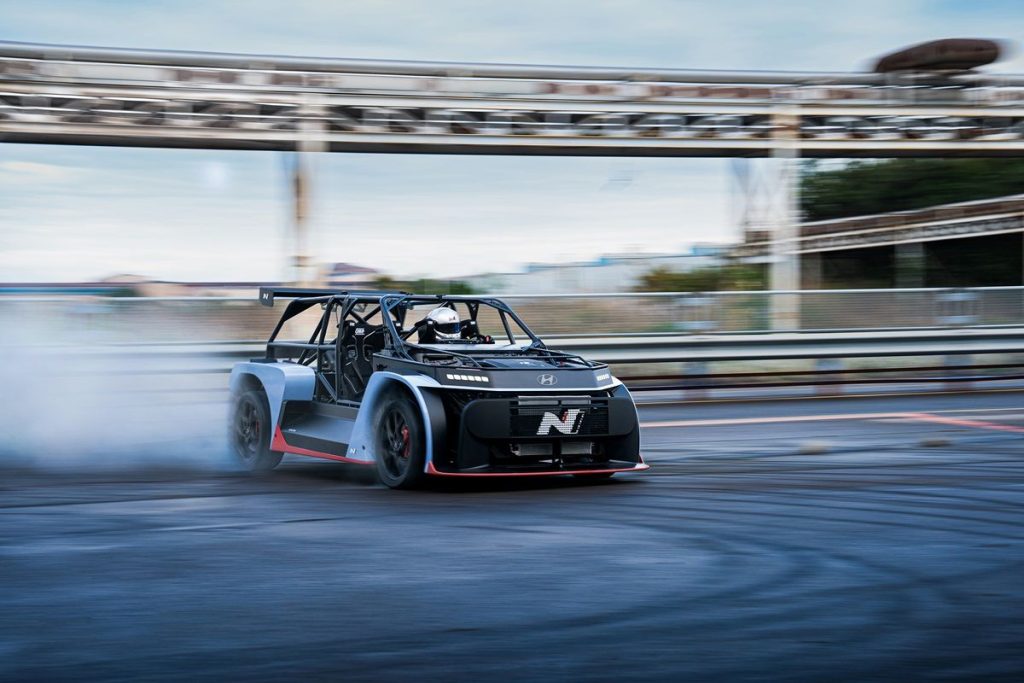 Hyundai RN24: il laboratorio elettrico che reinventa l’essenza dei rally moderni.