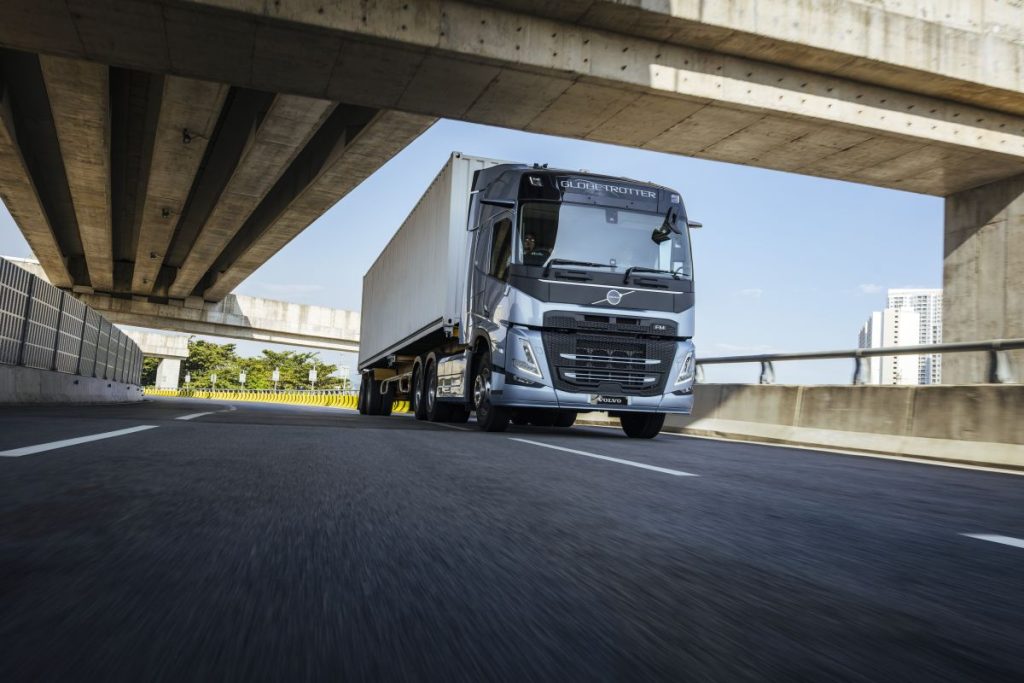 Volvo Trucks presenta motori innovativi: riduzione dei consumi e compatibilità con l’idrogeno.
