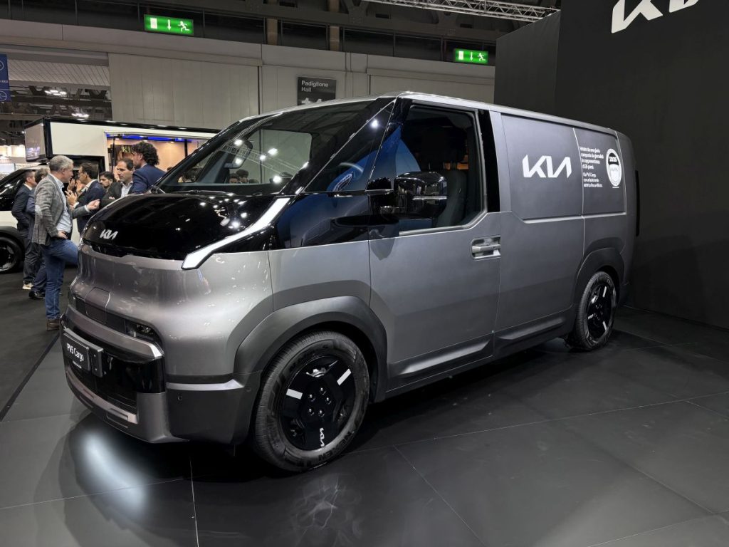 Kia PV5 Cargo: Innovazione elettrica con design modulare per il futuro della mobilità sostenibile.