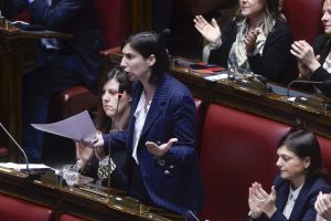 Schlein: “Governo Meloni distante dalla realtà, basta larghe intese con Forza Italia.”