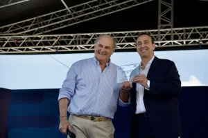 Gerry Scotti riceve il Premio FIAT alla carriera al Festival della TV 2026 a Dogliani.