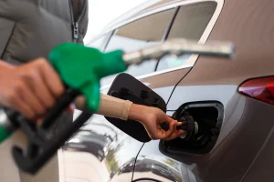 Emergenza: Benzina oltre 2 euro, record milionario per armamenti e salari inadeguati.