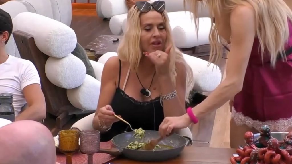 Valeria Marini ammonisce Francesca Manzini: “Hai i piedi neri” al Grande Fratello Vip. VIDEO!