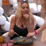 Valeria Marini ammonisce Francesca Manzini: “Hai i piedi neri” al Grande Fratello Vip. VIDEO!