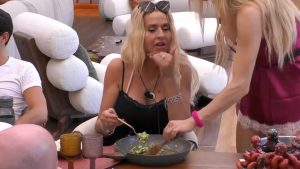 Valeria Marini ammonisce Francesca Manzini: “Hai i piedi neri” al Grande Fratello Vip. VIDEO!