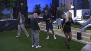 Grande Fratello Vip: Valeria Marini si sente male e vomita, colpevole una mela.