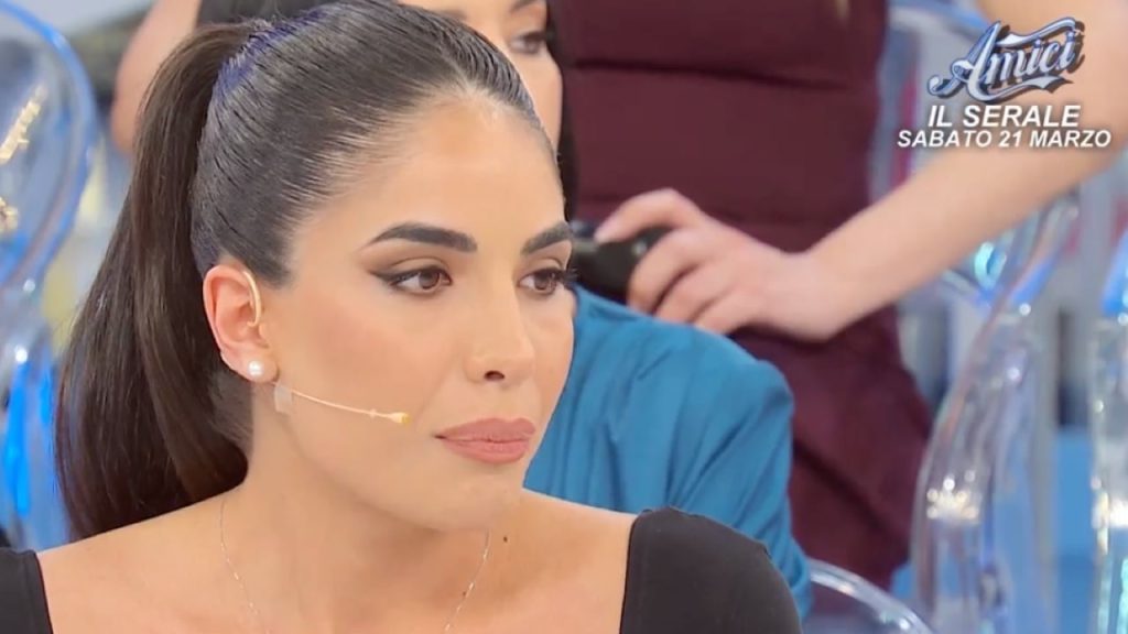 Martina Calabrò di Uomini e Donne in TV: polemiche sulla sua sincerità come corteggiatrice.