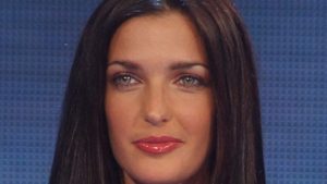 Isola dei Famosi: Alessia Merz condivide uragani, intossicazione e stipendio ridotto.