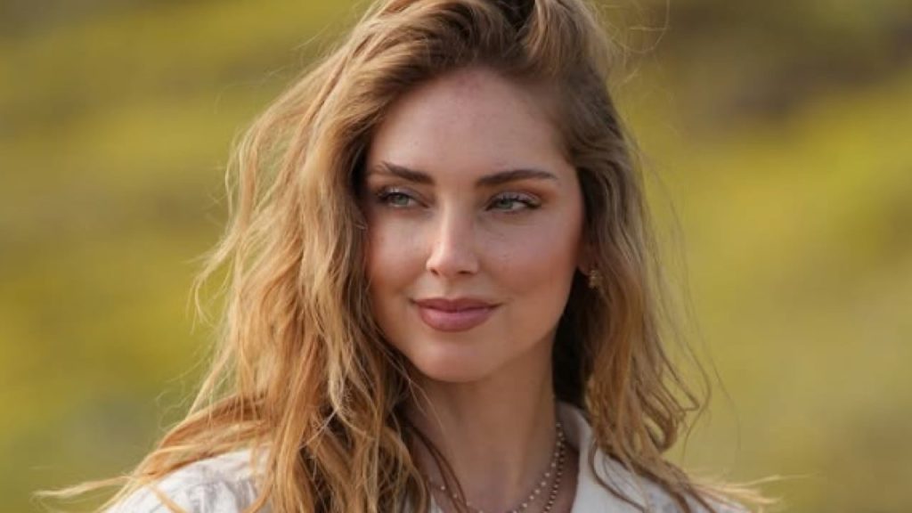 Chiara Ferragni tace dopo le accuse di Elena Santarelli: scoperte sulle chat private.