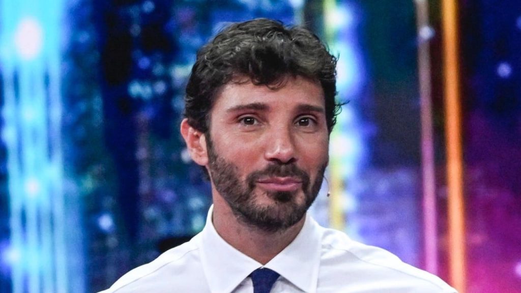Stefano De Martino nel mirino: scoperta frase offensiva incisa sulla sua auto.