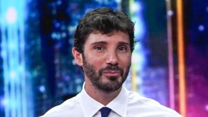 Stefano De Martino nel mirino: scoperta frase offensiva incisa sulla sua auto.