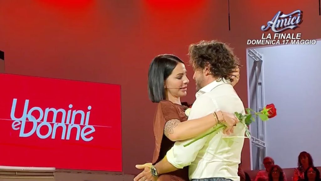 Uomini eUomini e Donne: Giuseppe Molonia fa gli auguri pubblici a Debora e Alessio, Rosanna in lacrime.