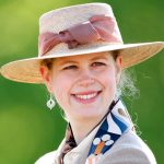 Lady Louise Windsor accetta un lavoro speciale senza privilegi e senza atteggiamenti di superiorità.