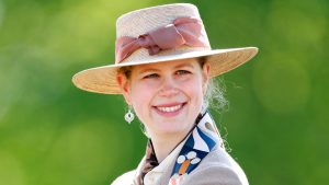 Lady Louise Windsor accetta un lavoro speciale senza privilegi e senza atteggiamenti di superiorità.