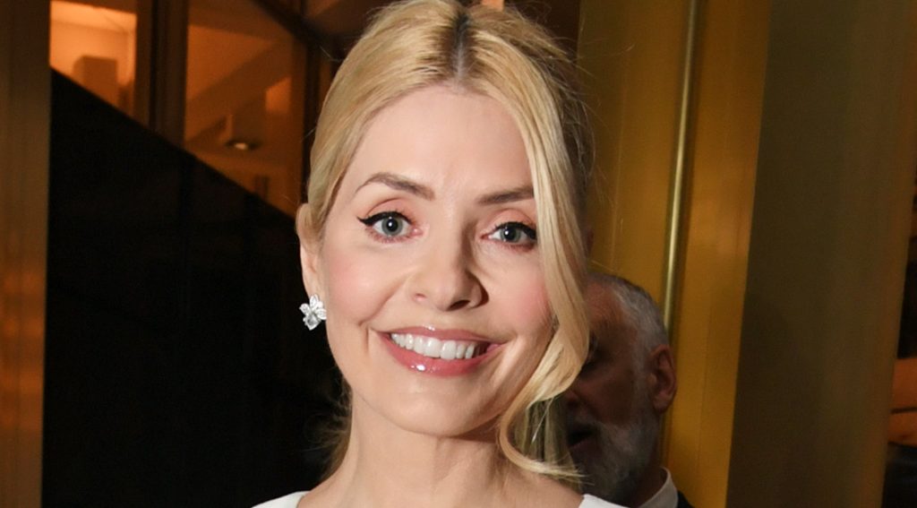 Holly Willoughby sfoggia giacca bomber in pelle prugna di Reiss: il trend primaverile più elegante.