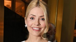Holly Willoughby sfoggia giacca bomber in pelle prugna di Reiss: il trend primaverile più elegante.