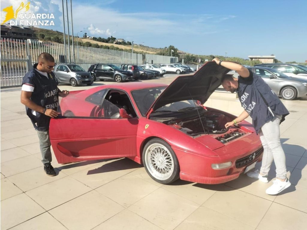 Falsa Ferrari F355 GTS con design Pininfarina confiscata a Catanzaro: un colpo agli imbrogli.