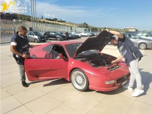 Falsa Ferrari F355 GTS con design Pininfarina confiscata a Catanzaro: un colpo agli imbrogli.