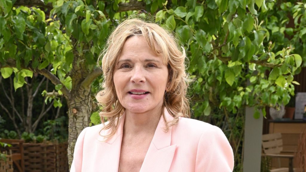 Kim Cattrall dimostra come un blazer renda impeccabili i look estivi.