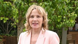 Kim Cattrall dimostra come un blazer renda impeccabili i look estivi.