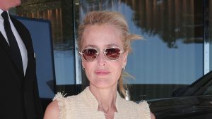 Gillian Anderson sfoggia un abito giallo burro al Festival di Cannes: torna di moda!