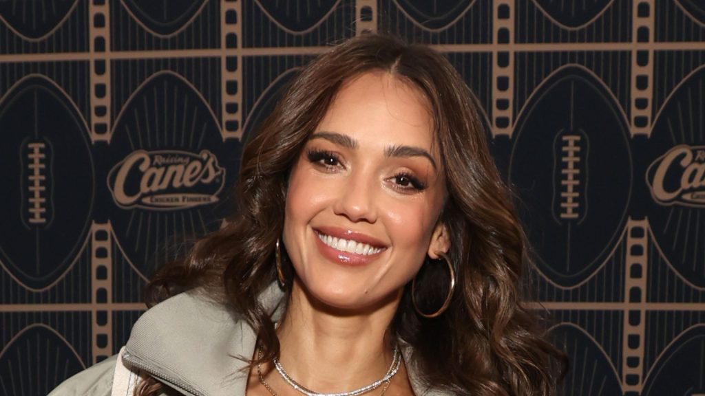 Jessica Alba sfoggia jeans di alta qualità, look perfetto per la primavera! Scopri di più!