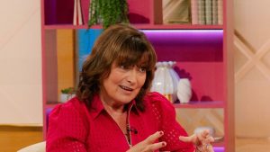 Lorraine Kelly sfoggia un abito lampone di Phase Eight, ora in saldo imperdibile!