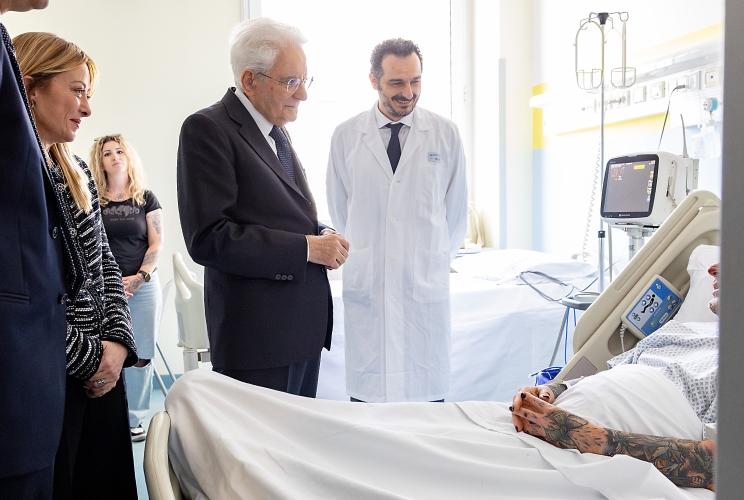 Quattro feriti a Modena: visita di Mattarella e Meloni, nessun legame con il terrorismo.