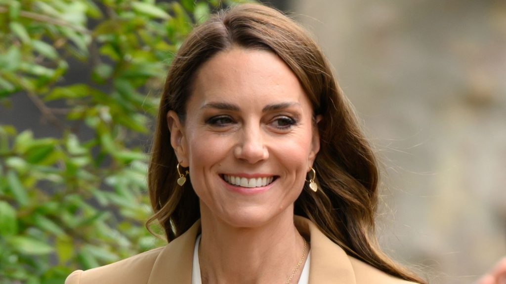 Il blouse in gingham di Kate Middleton: elegante e ora disponibile in un verde mozzafiato per il 2026.