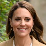 Il blouse in gingham di Kate Middleton: elegante e ora disponibile in un verde mozzafiato per il 2026.