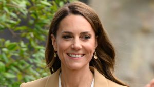 Il blouse in gingham di Kate Middleton: elegante e ora disponibile in un verde mozzafiato per il 2026.