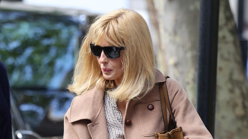 Kelly Reilly dimostra che i jeans dritti sono i più versatili e flatteranti.
