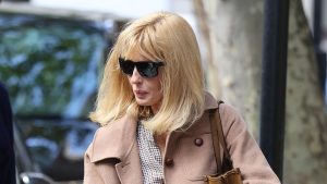 Kelly Reilly dimostra che i jeans dritti sono i più versatili e flatteranti.