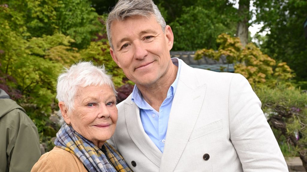 Judi Dench’s suede jacket at RHS Chelsea: un classico intramontabile per l’estate.