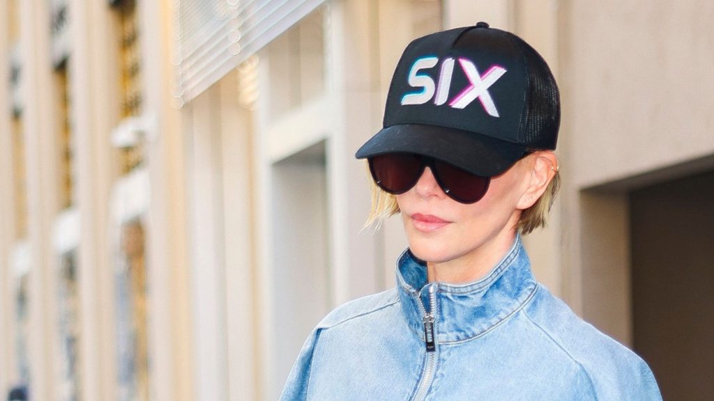 Charlize Theron reinventa la giacca di jeans: un look sportivo per l’estate!