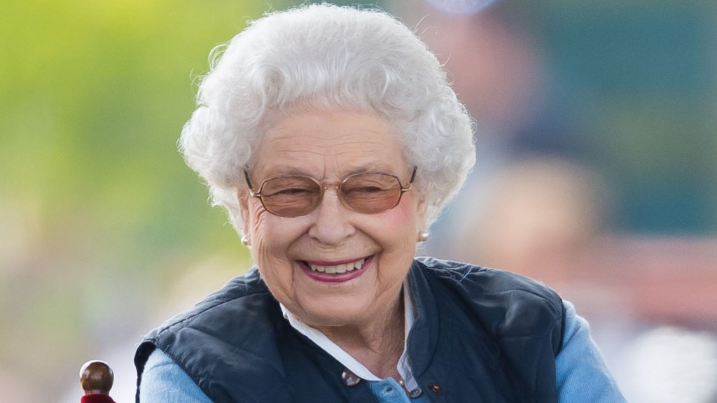 Il metodo birichino di Elisabetta II per stimolare il gossip a tavola.