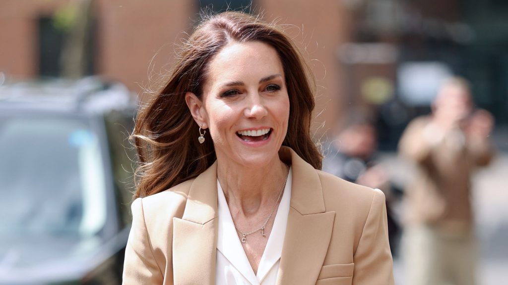 I pantaloni larghi e leggeri di Kate Middleton: un must estivo per ogni occasione.